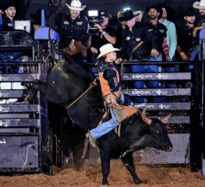 Camapuanense Jean Mendes é campeão na grande final do rodeio da ExpoLondrina
